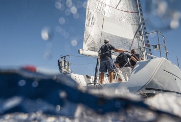 Eine Gruppe von Menschen auf einem Segelboot im Wasser.